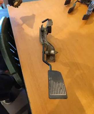 Nissan X-Trail T30 Accelerator throttle pedal 18919AM810 3L09
