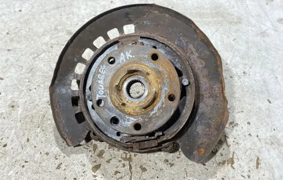 Volkswagen Touareg I Rear wheel hub spindle/knuckle 