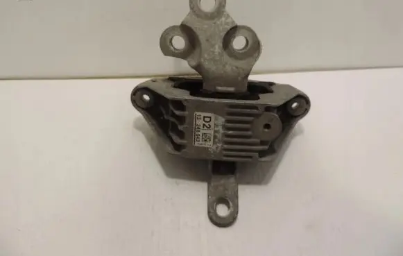Engine mount vacuum valve