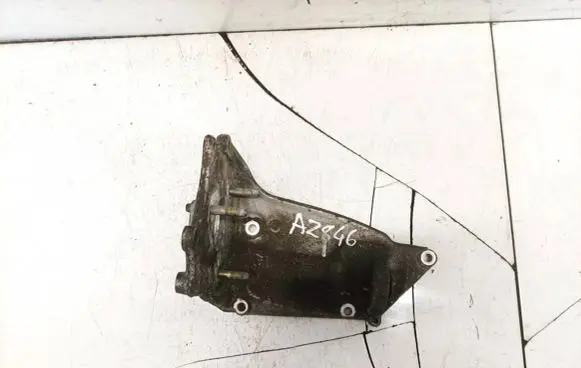 Hyundai Lantra II Engine mounting bracket