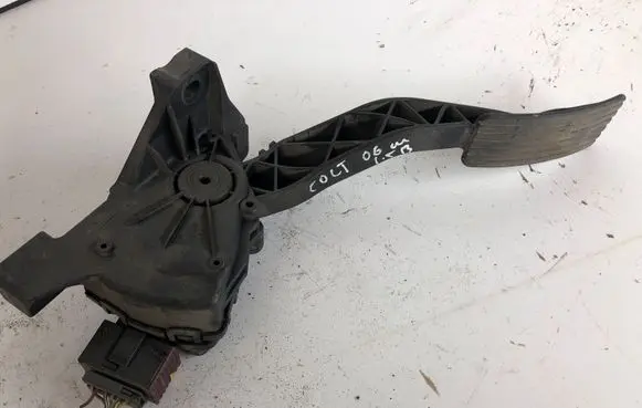 Mitsubishi Colt Accelerator throttle pedal A4543000104 MR955216