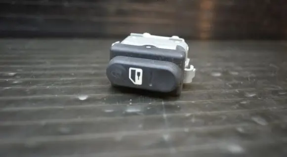 Nissan Qashqai Central locking switch button 