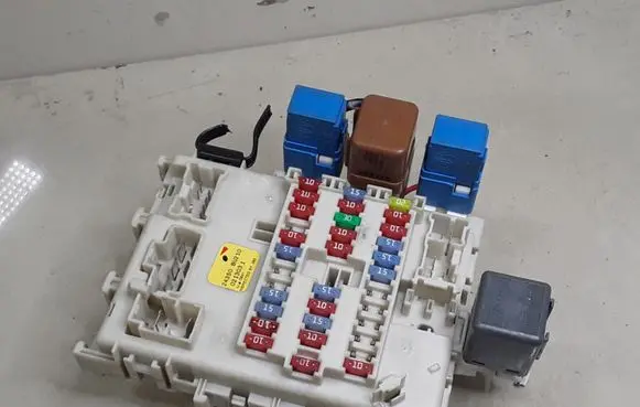 Nissan Almera Tino Fuse module 24350BU210 24330C9900 4RA00731303
