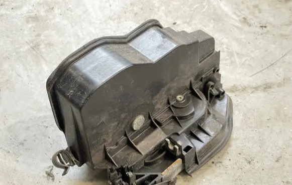 BMW X5 E70 Front door lock 7318423 T120085