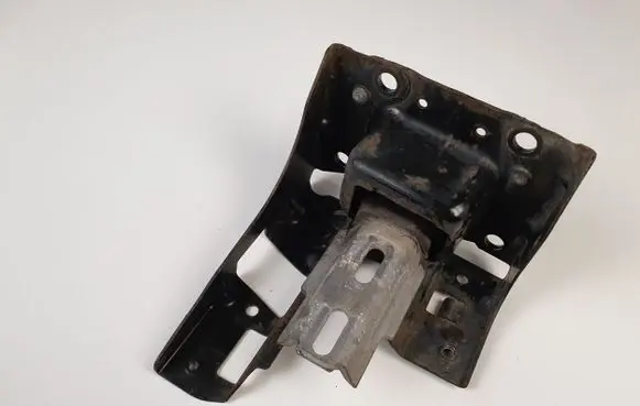 Peugeot 208 Engine mount bracket