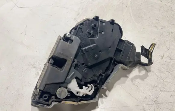 Volvo V50 Front door lock 30753663 A048069 2147N