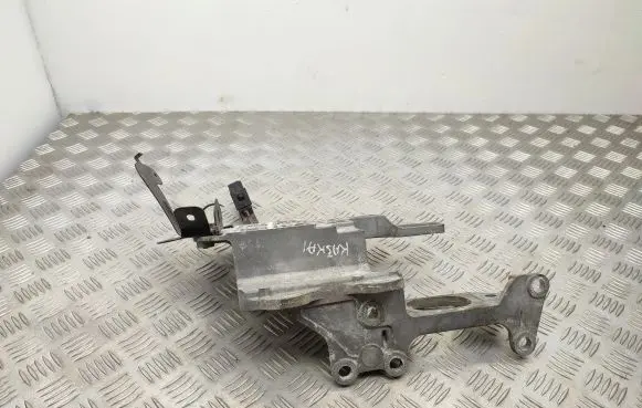 Nissan Qashqai Engine mounting bracket