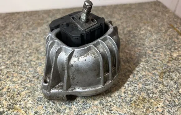 BMW 3 E90 E91 Engine mount bracket 