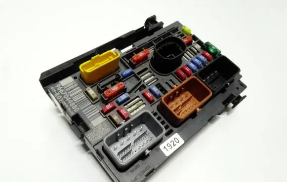 Citroen C4 I Picasso Fuse module 9667044880 13147158