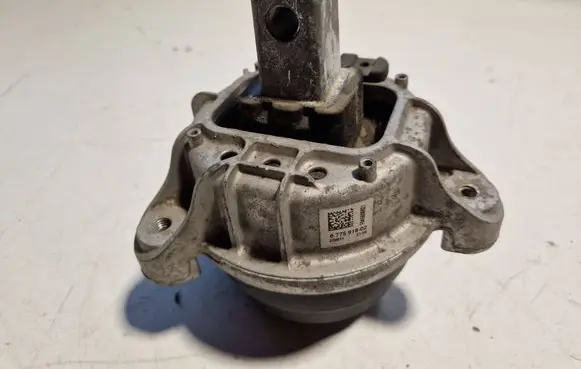 Engine mount bracket