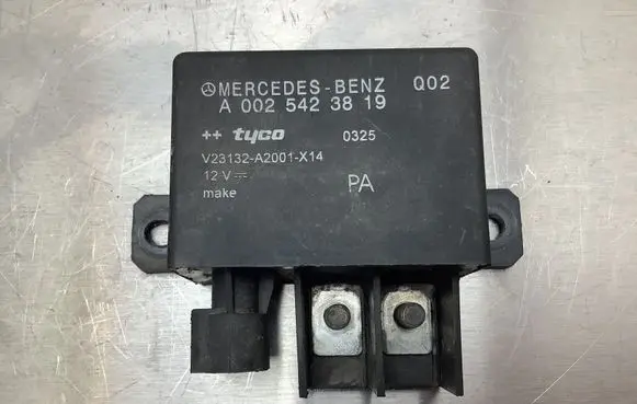 Mercedes-Benz E W211 Charging relay A0025423819 V23132A2001314