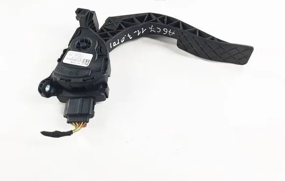 Accelerator throttle pedal
