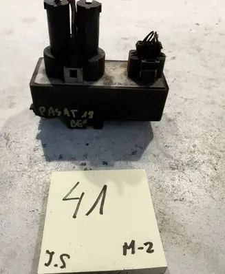 Volkswagen PASSAT B5 Coolant fan relay 1J0919506K