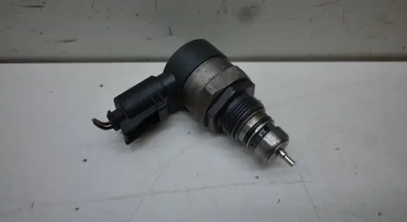 BMW 1 E81 E87 Fuel pressure sensor 0281002481 13527251