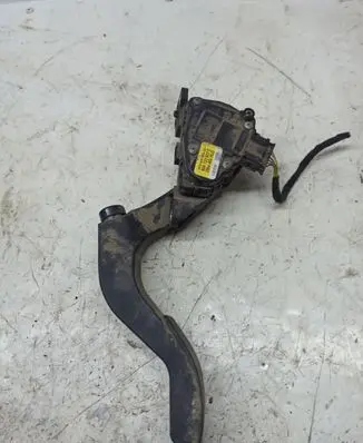 Volkswagen PASSAT B5.5 Accelerator throttle pedal 8D1723523E