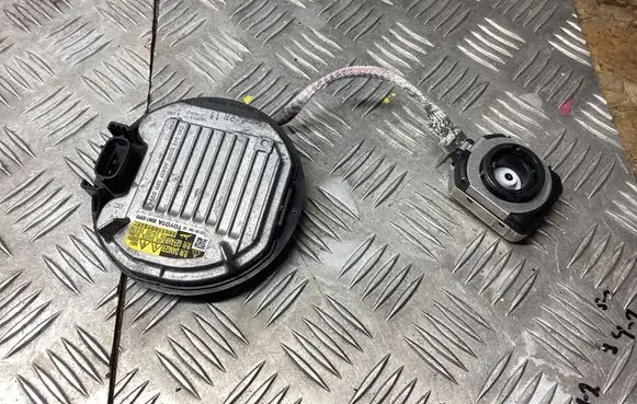 Toyota Avensis T270 Headlight ballast module Xenon 8596702010