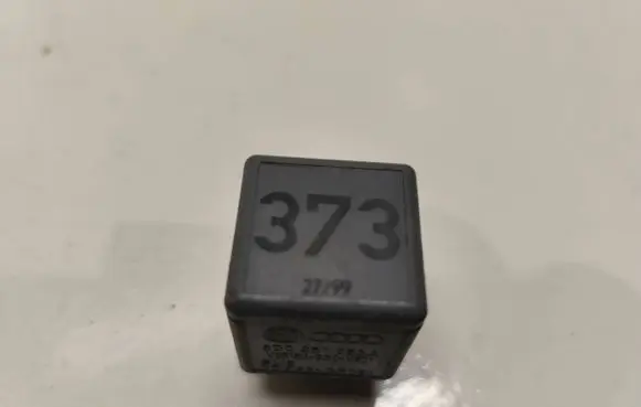Volkswagen PASSAT B5 Other relay 8D0951253A V23134B52X301
