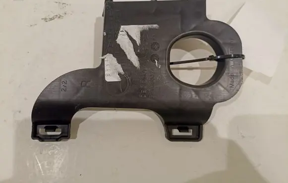 Mercedes-Benz C W204 Front bumper mounting bracket A2048850216