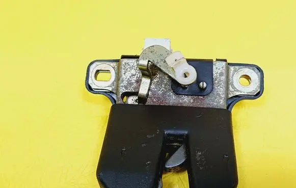 Audi A4 S4 B5 8D Tailgate/trunk/boot lock/catch/latch 