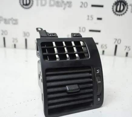 Volkswagen Touran I Dashboard air vent grill cover trim 1T0819703B