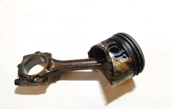 Hyundai Trajet Piston with connecting rod