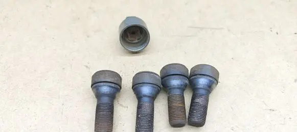 Mercedes-Benz C W204 Anti-theft wheel nuts and lock 