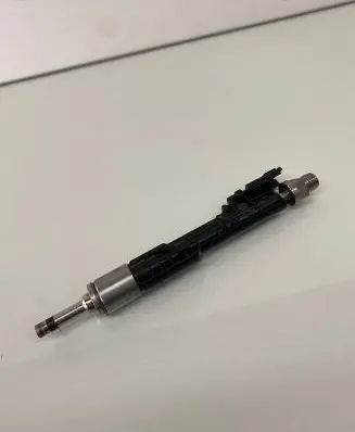 BMW X5 F15 Fuel injector 0261500172 7639994