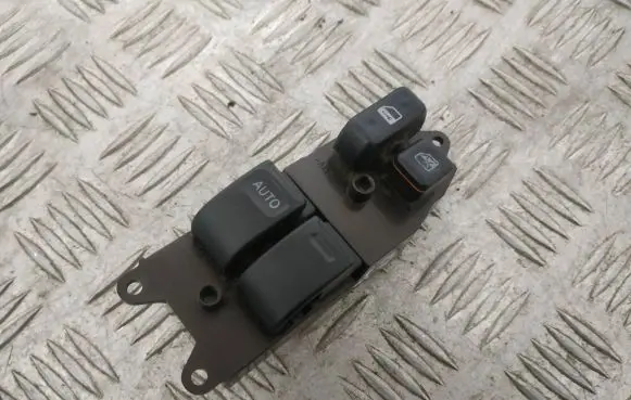 Toyota Yaris Electric window control switch 0113J1D