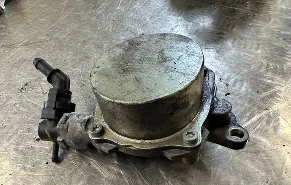 Nissan X-Trail T32 Vacuum pump 146503760R