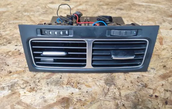 Volkswagen Touareg II Rear air vent grill 7P6819203