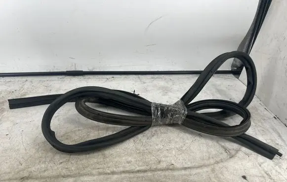 Nissan Qashqai Trunk rubber seal (body)