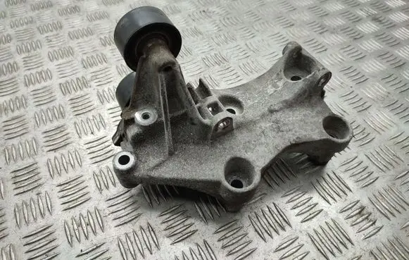 Nissan X-Trail T32 Generator/alternator bracket 117105124R