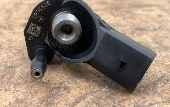 Mercedes-Benz E W211 Fuel injector A6420701387 070813 0445115