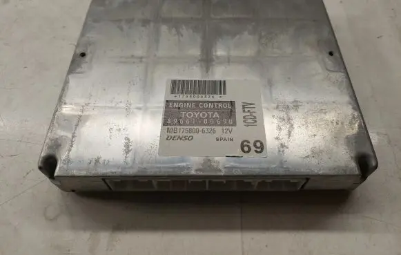 Toyota Avensis T250 Engine control unit/module 8966105690 MB1758006326