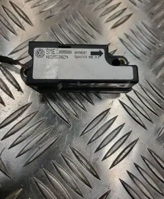 Volkswagen PASSAT B5 Airbag deployment crash/impact sensor 1J0909606N