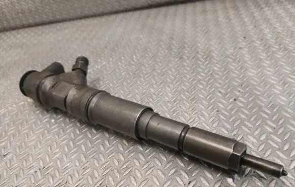 BMW 5 E60 E61 Fuel injector 7793836