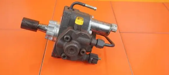 Nissan Navara D40 Fuel injection high pressure pump 16700EB300 YD25