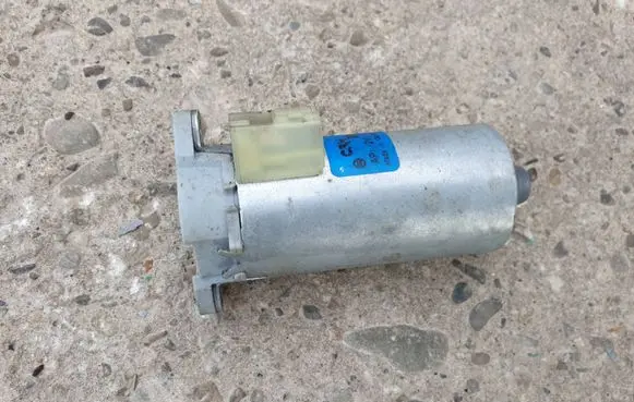 BMW X5 E53 Seat adjustment motor 0130002639 P10049101