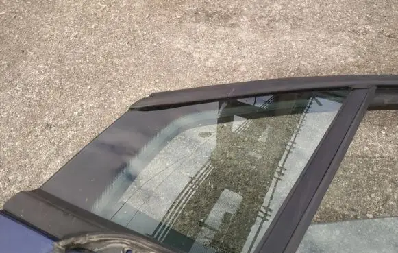 Fiat Ulysse Front door vent window glass four-door 