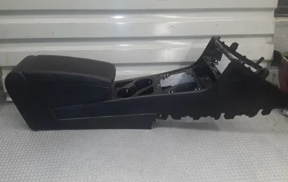 Volkswagen PASSAT CC Armrest 