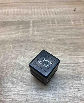 Volkswagen PASSAT B5 Other relay 443951253S 899556 217