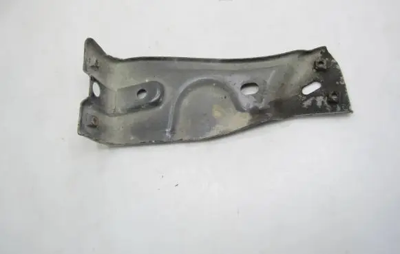 Volkswagen PASSAT B6 Fender mounting bracket 3C0821142