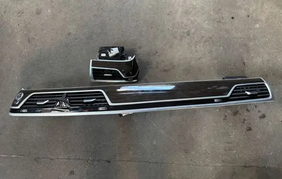 BMW 7 G11 G12 Dash center air vent grill 6822154