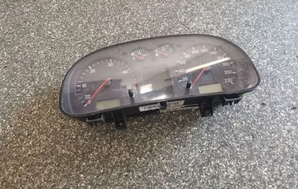 Volkswagen PASSAT B5 Speedometer (instrument cluster) 1J0919881D