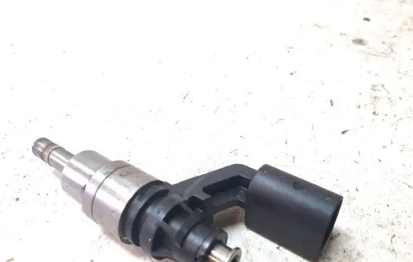 Volkswagen PASSAT B6 Fuel injector 0261500016