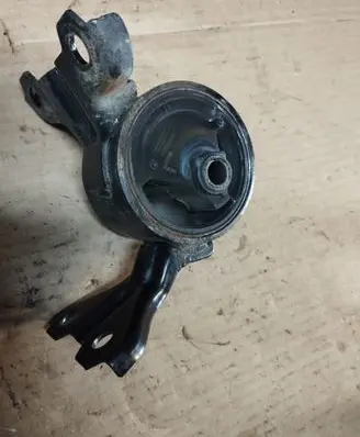 Peugeot 4007 Engine mount bracket