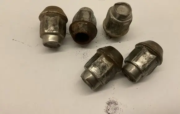Jeep Cherokee III KJ Anti-theft wheel nuts and lock 