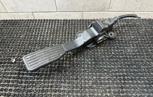 Accelerator throttle pedal
