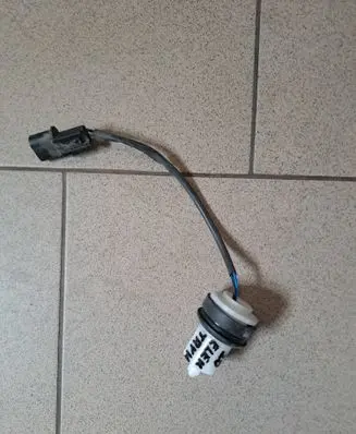 Hyundai Kona I Windshield washer fluid level sensor 