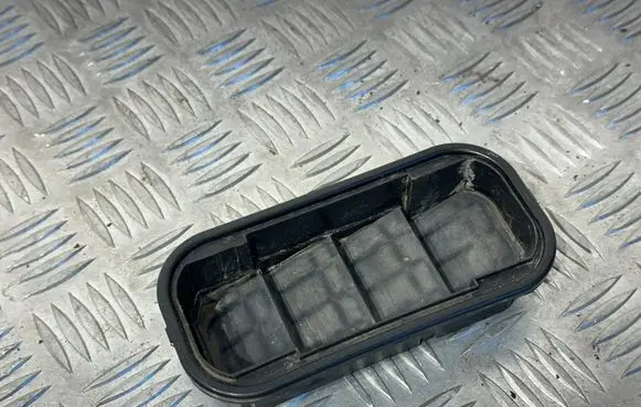Mercedes-Benz Sprinter W901 W902 W903 W904 Quarter panel pressure vent 9018300042